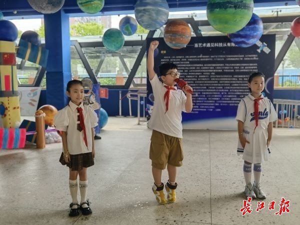 武汉育才小学树人校区校园变“空间站”！(图1)