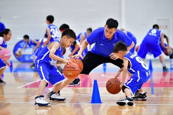 怎样学好打篮球(“体育强国”大家谈丨如何上好体育课之探：让学生乐于“勤练”)