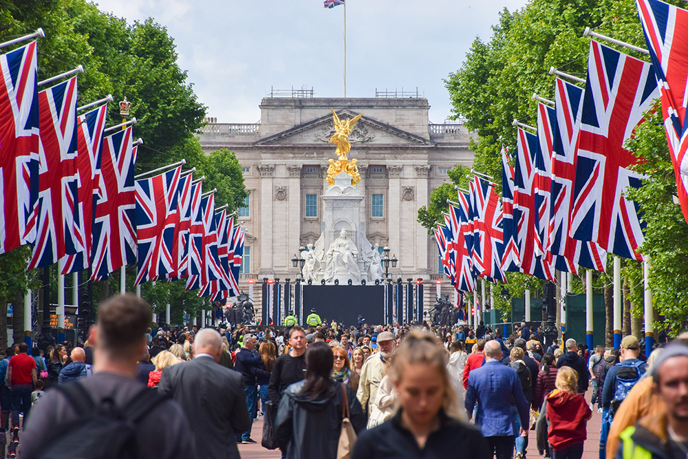 早安·世界｜英国伦敦道路挂满国旗，迎接女王登基70周年