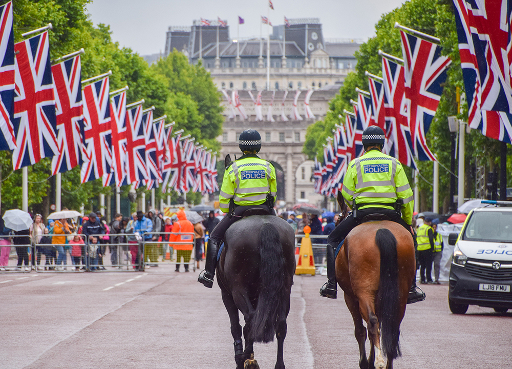 早安·世界｜英国伦敦道路挂满国旗，迎接女王登基70周年