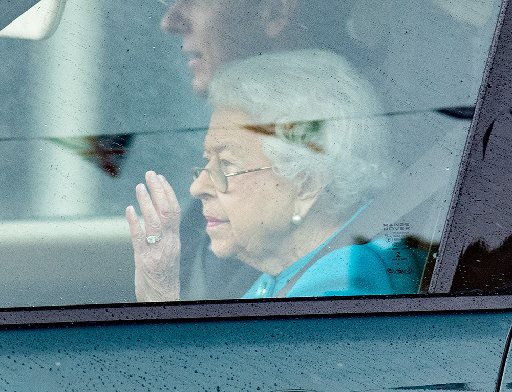 早安·世界｜英国伦敦道路挂满国旗，迎接女王登基70周年