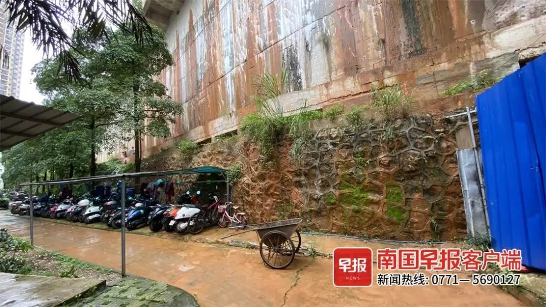 广西一小区现黄泥“瀑布”，业主担忧：会塌方吗？