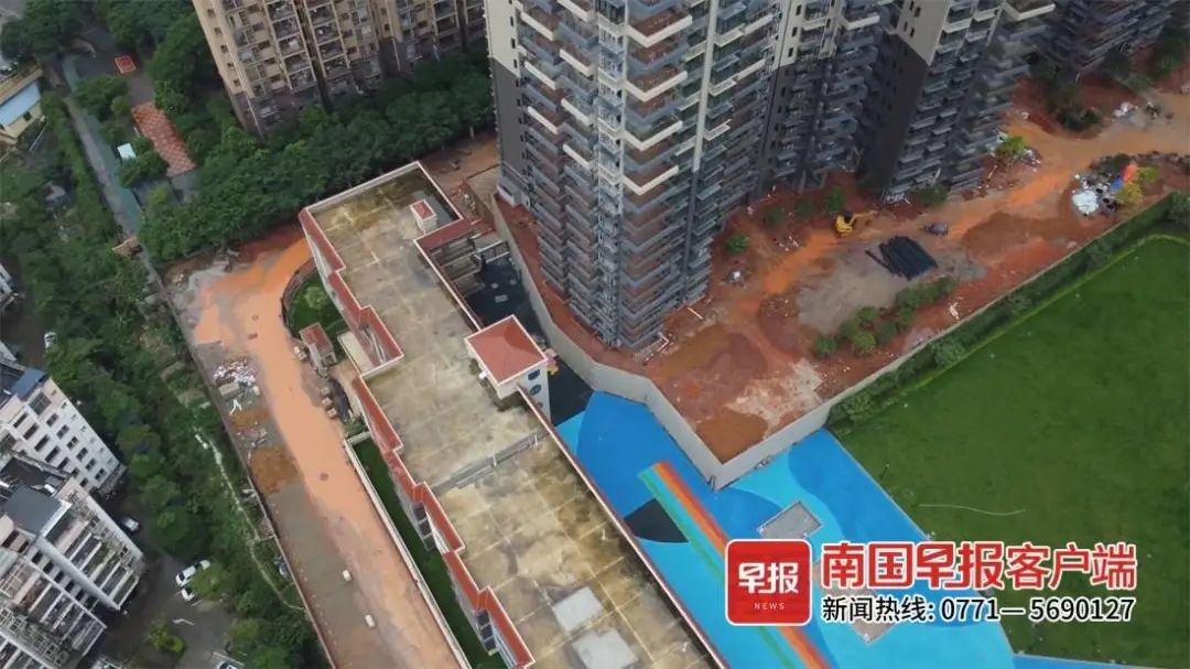 广西一小区现黄泥“瀑布”，业主担忧：会塌方吗？