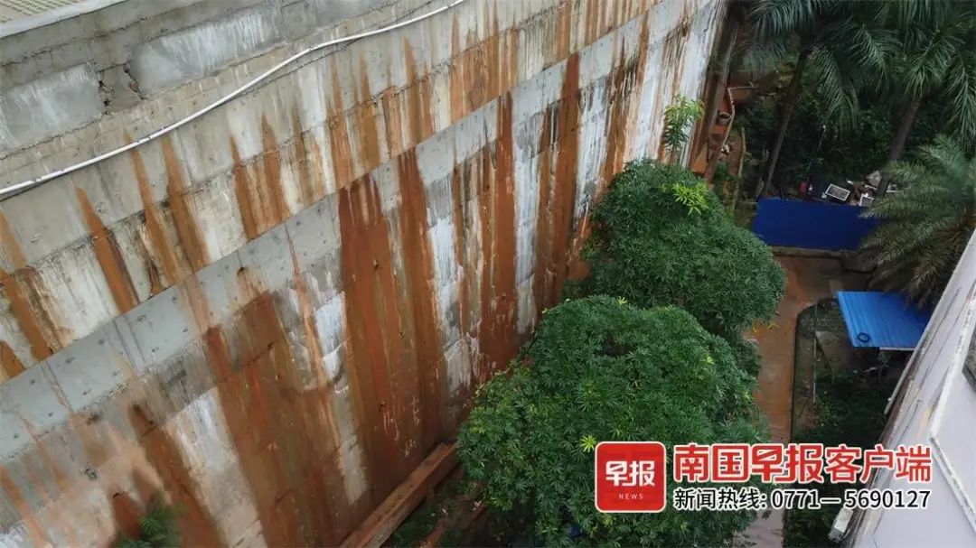 广西一小区现黄泥“瀑布”，业主担忧：会塌方吗？