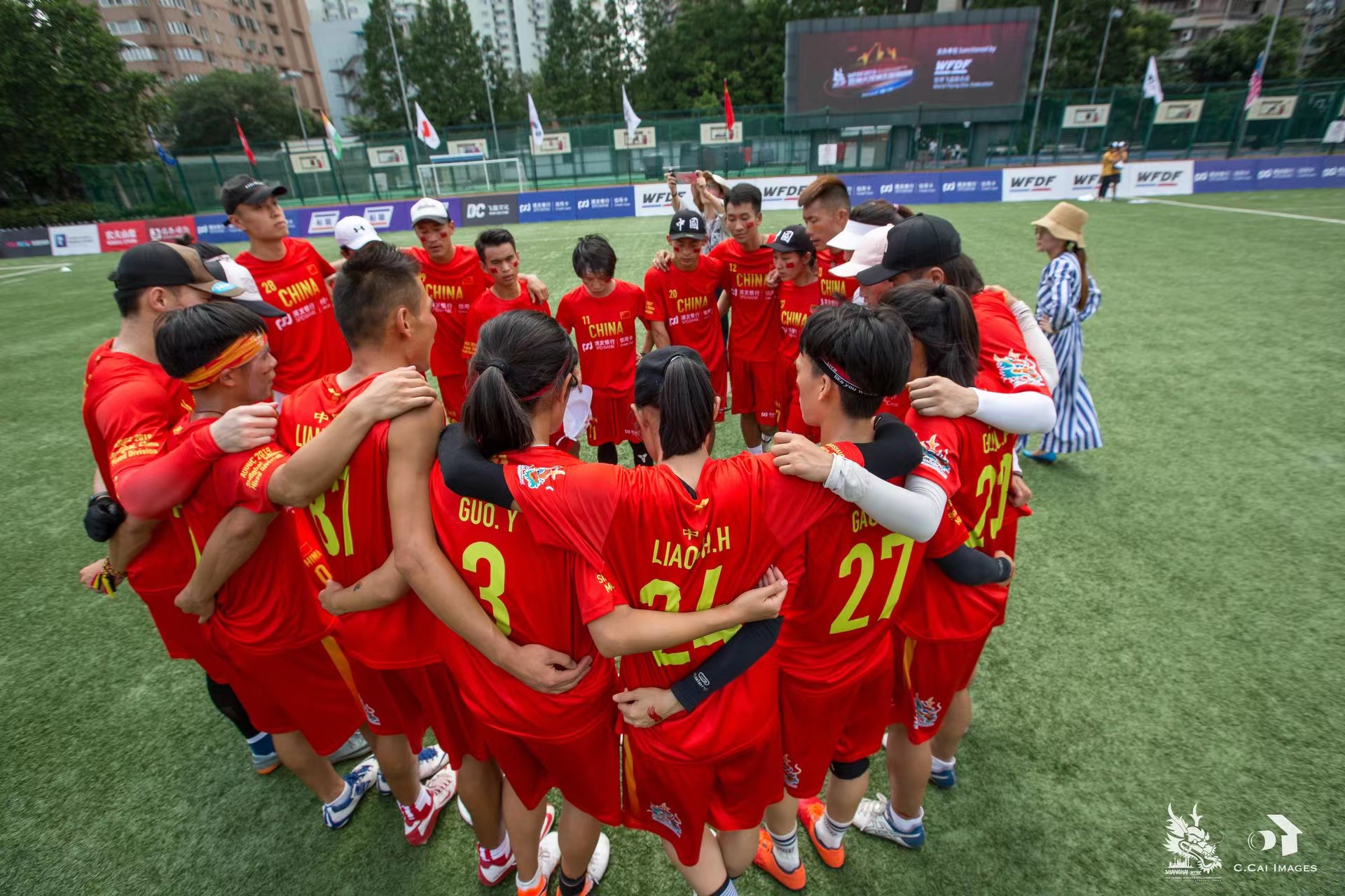 中超战报-深圳3-2大连人(飞盘国家队队长刘伟，从赛场“透明人”到赛事MVP)