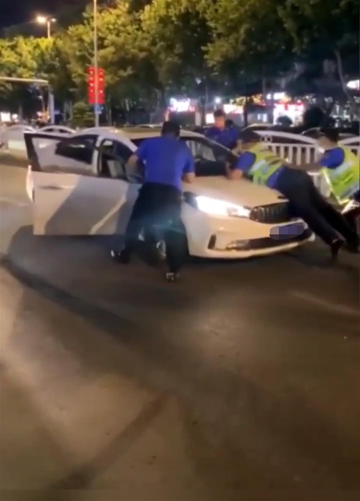 青岛一网约车顶着执法人员开行近百米，执法局：幸无人受伤