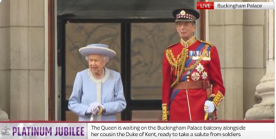 英女王宣布足球世界杯开幕(英国举行女王登基70周年庆祝活动 英女王现身阅兵仪式)