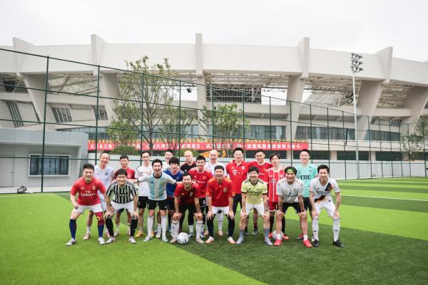 周五下午来跟我踢球(上海市民走进徐家汇体育公园：“2个多月没踢球了，遛个狗都喘……”)