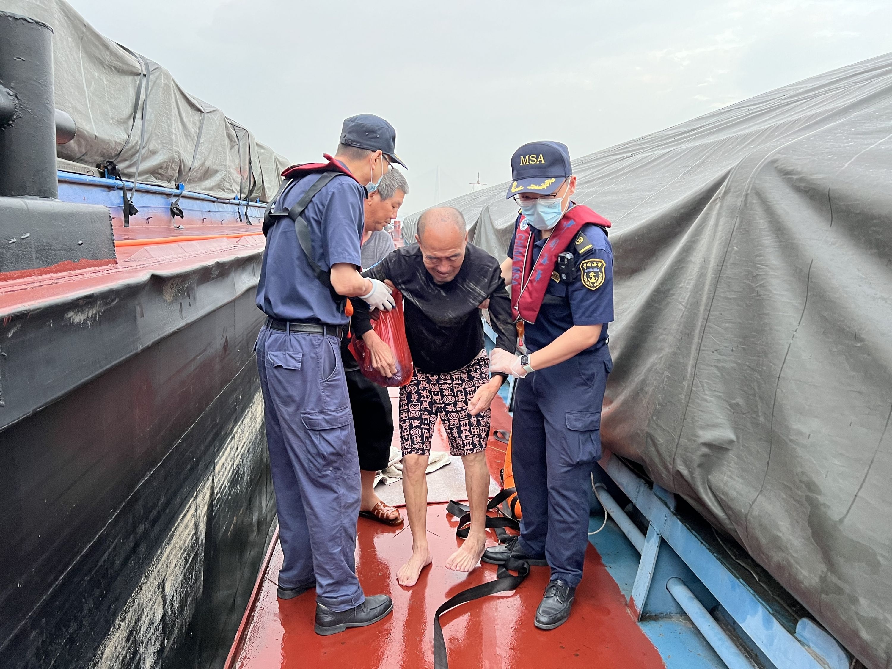 游不动了，65岁老人江中漂流一夜后获救