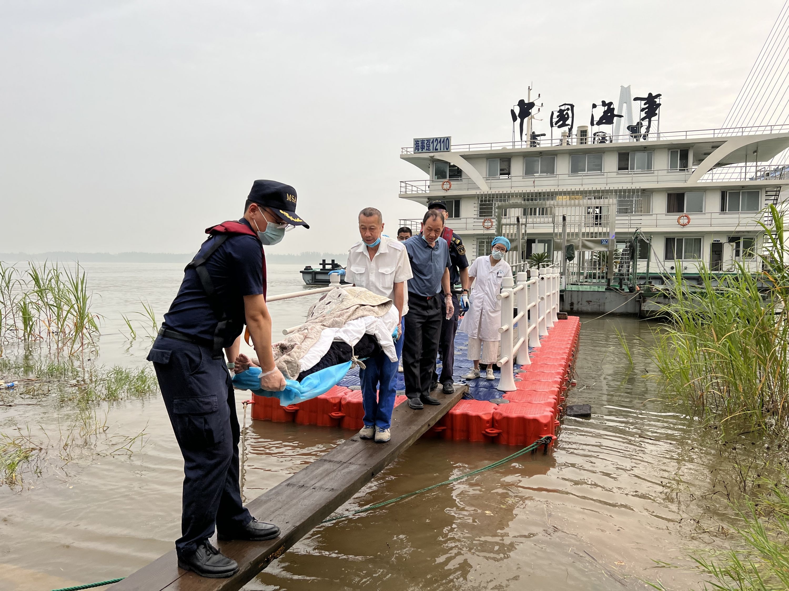游不动了，65岁老人江中漂流一夜后获救