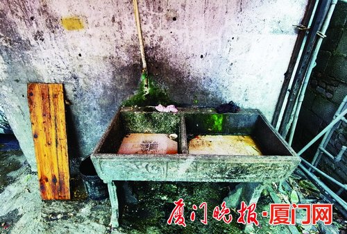 厦门市集美区部分社区乱象丛生 街边污水散发恶臭