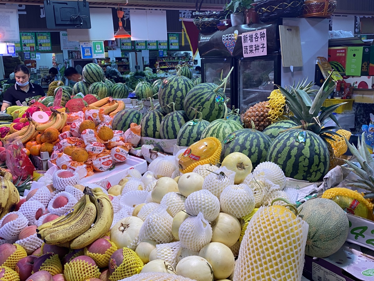 郑州：时令水果陆续上市，大棚西瓜“身价”下跌