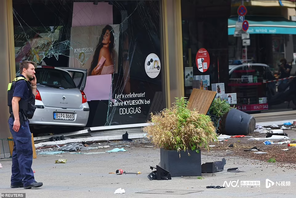 德国世界杯足球赛大约多少人看(柏林街头突发小汽车冲撞人群事件，至少1人死亡，30人受伤)