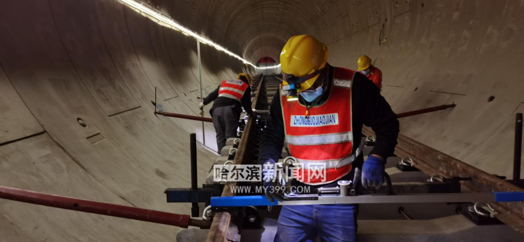 地铁3号线太平桥站至靖宇公园站区间轨道开始铺设