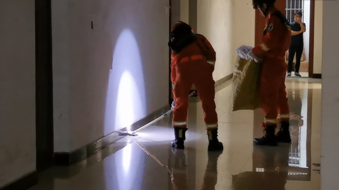 江西一高考考点闯入眼镜蛇……这是要考大学？