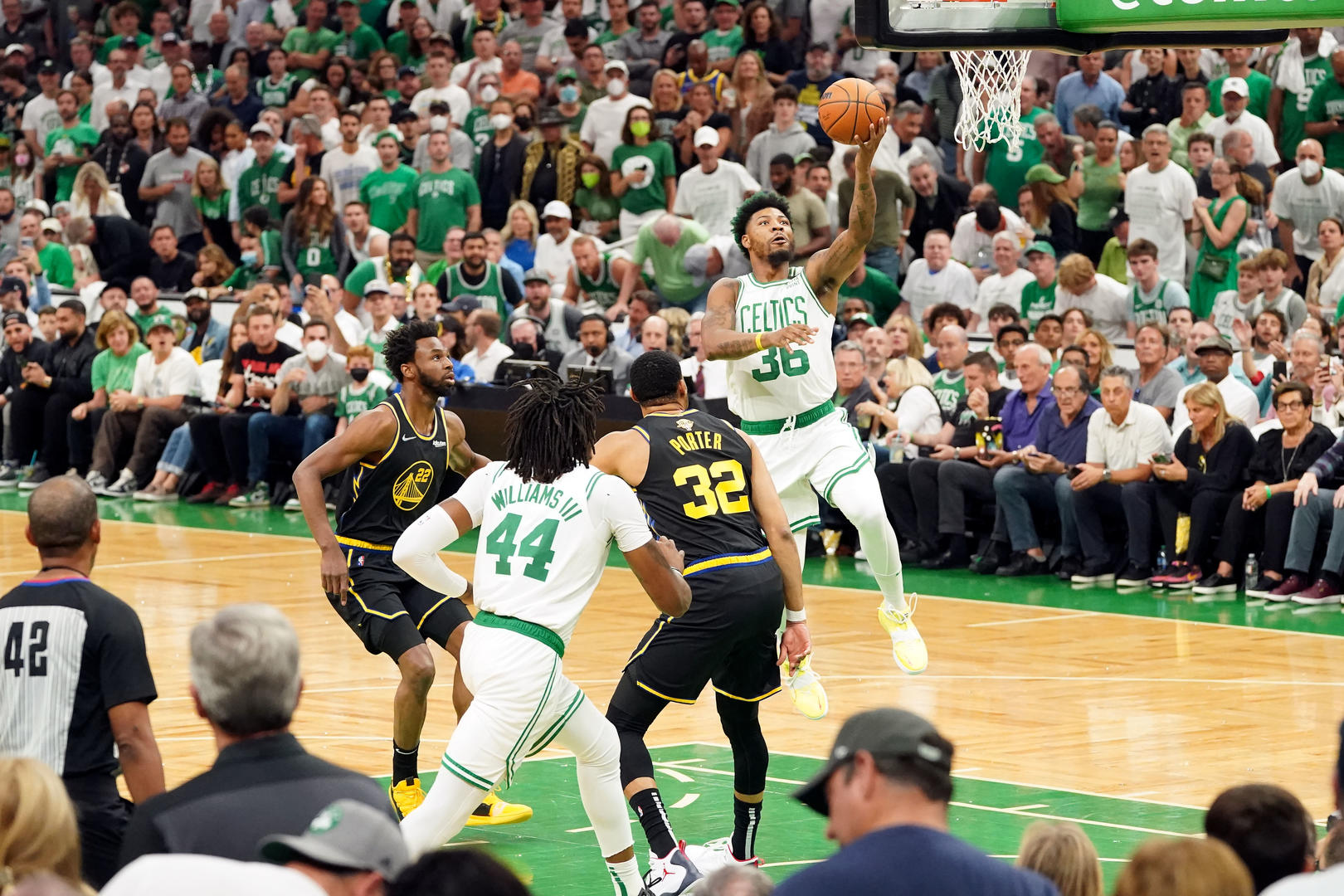 nba最新比分（NBA總決賽：庫里單場7三分狂砍43分 金州勇士扳平總比分）