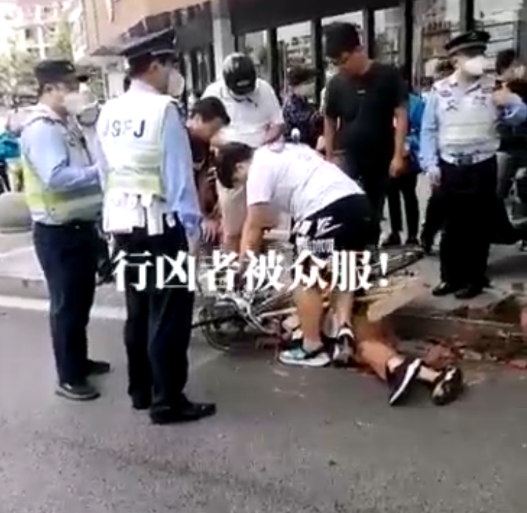 上海金山砍人事件(上海金山一男子当街砍人，目击者：有年轻人骑车撞倒并制服男子)