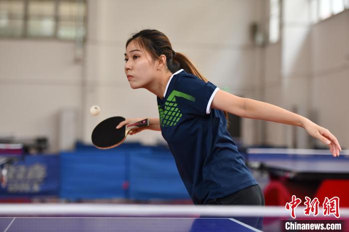 马来西亚“乒乓姑娘”成都寻球记