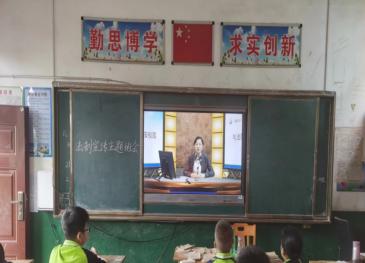 潭溪镇中心小学:用心关爱少年用法呵护成长(图1)