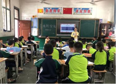 潭溪镇中心小学:用心关爱少年用法呵护成长(图2)