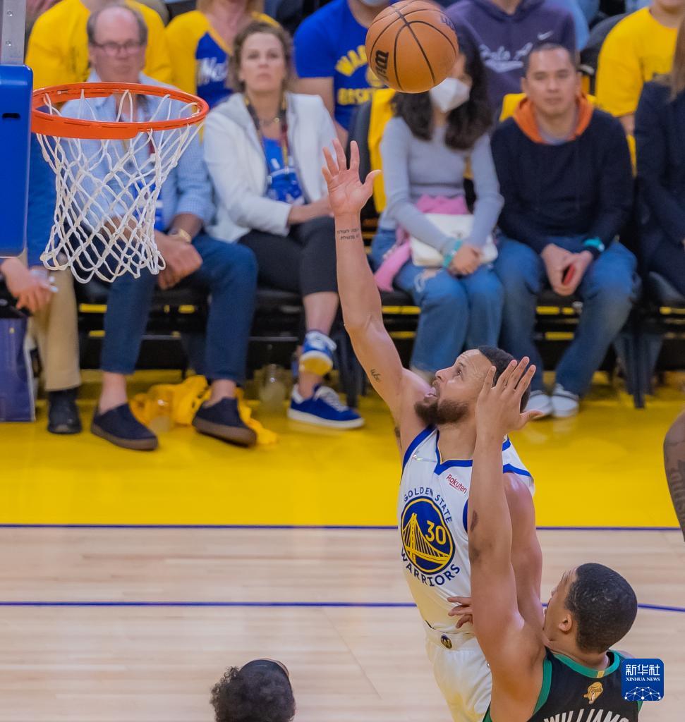 NBA总决赛第5场(NBA总决赛第五场：勇士队5人得分上双 赢下天王山之战)