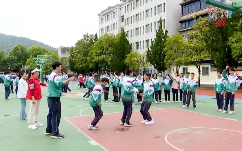 遵義市第四初級(jí)中學(xué):陽(yáng)光迎考 揚(yáng)帆未來(lái)(圖3)