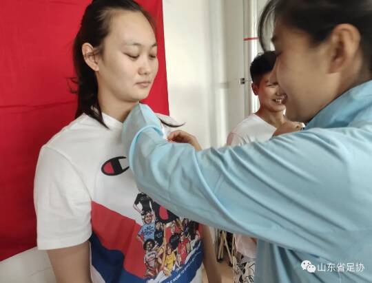 山东省足球运动管理中心官网(砥砺奋进新征程！山东女足四名全运宿将按期转为中共党员)