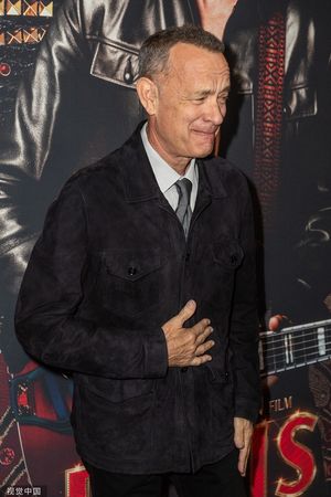 65岁汤姆汉克「暴瘦现身」手抖不停！染疫后复工作爆健康亮红灯