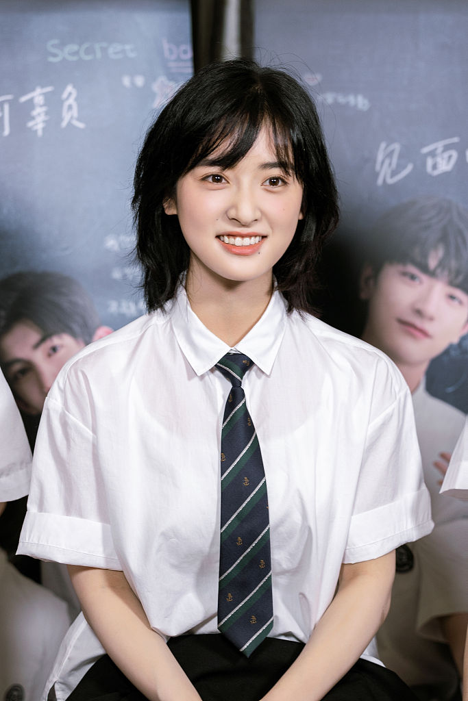 沈月参加《一周的朋友》首映生图能打 齐肩短发搭校服青春元气