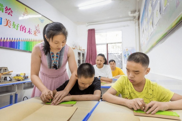 残奥会运动员有超正常人的吗(贾君婷仙：“三尺讲台”上的残奥冠军 人生路上步履不停)