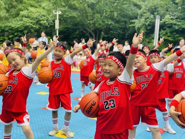 小学生花式篮球表演(看!这群幼儿园萌娃球场秀绝技)