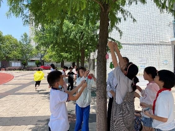 青蛙跳水歇后语是什么(小学生脑洞大开，做科学实验让“青蛙上树”)