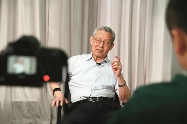 简历只有13个字，他却成了今天的“顶流”