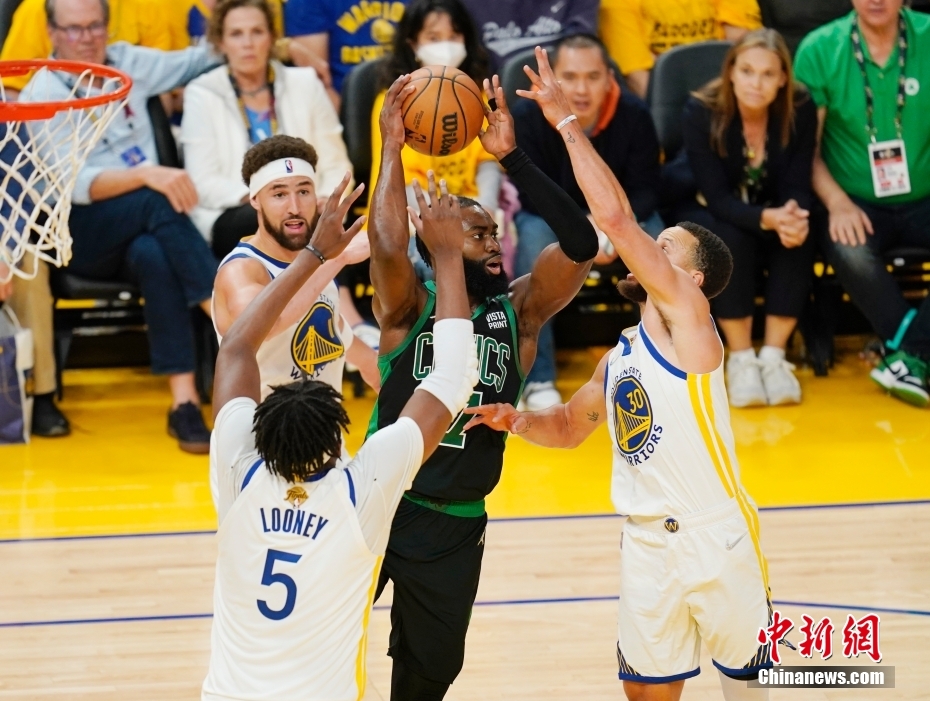 微博NBA录像高清回放(勇士队时隔四年重夺NBA总冠军 库里摘得FMVP)