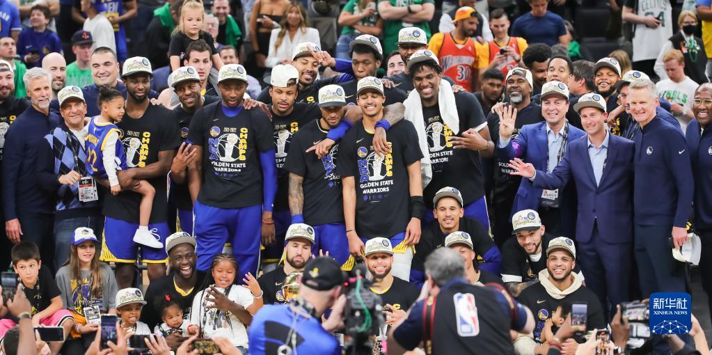 NBA总决赛：勇士队总比分4比2夺冠 库里获得总决赛最有价值球员