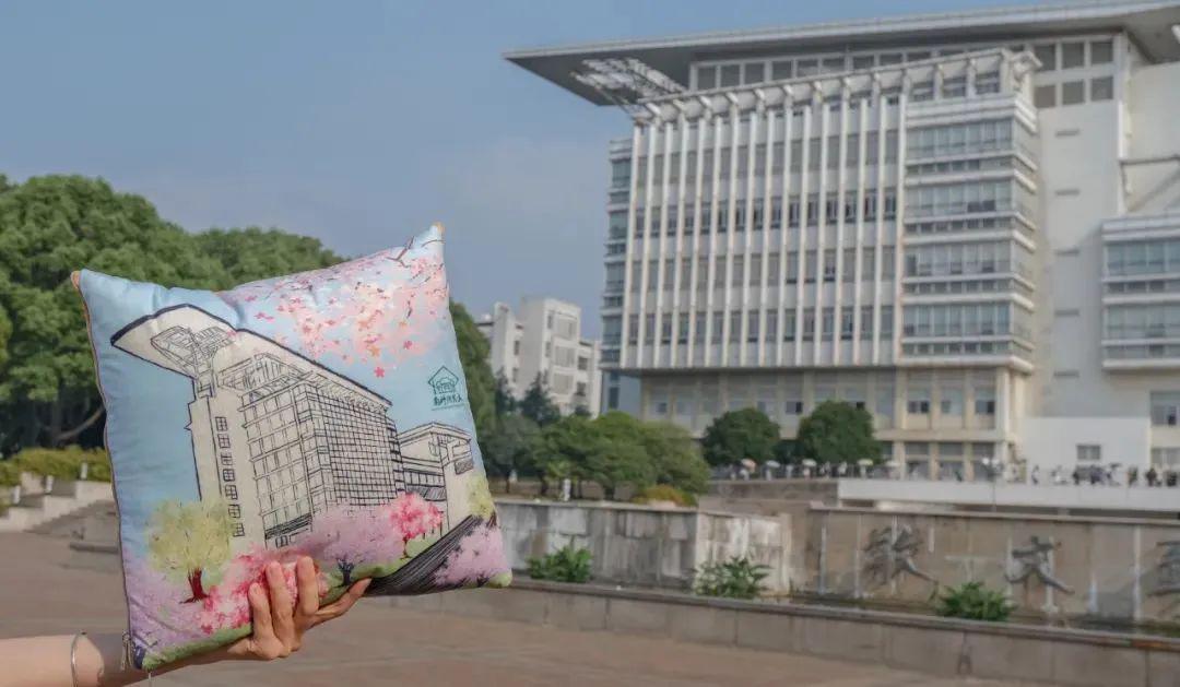 这些高校的毕业礼物，真的太暖了！看看你最喜欢哪一款？