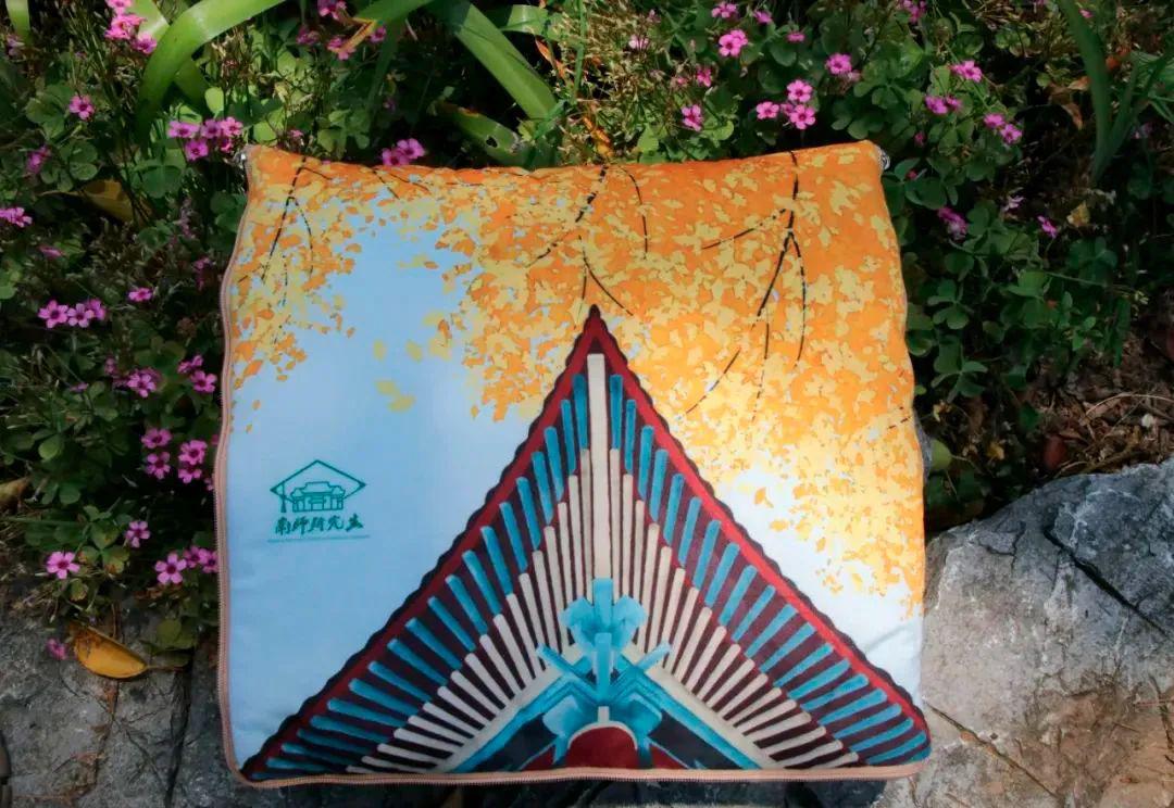 这些高校的毕业礼物，真的太暖了！看看你最喜欢哪一款？