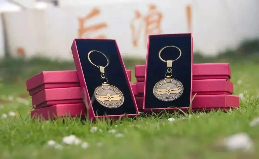 这些高校的毕业礼物，真的太暖了！看看你最喜欢哪一款？