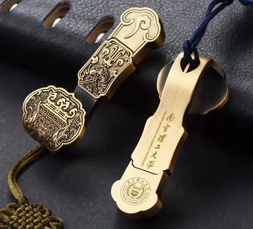 这些高校的毕业礼物，真的太暖了！看看你最喜欢哪一款？