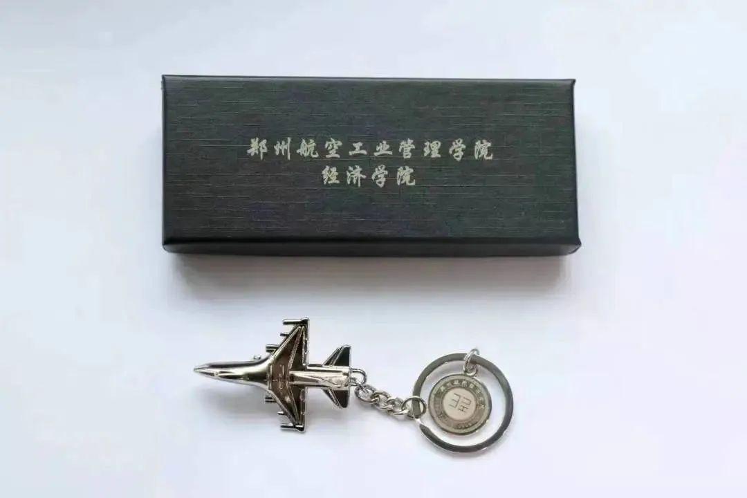 这些高校的毕业礼物，真的太暖了！看看你最喜欢哪一款？