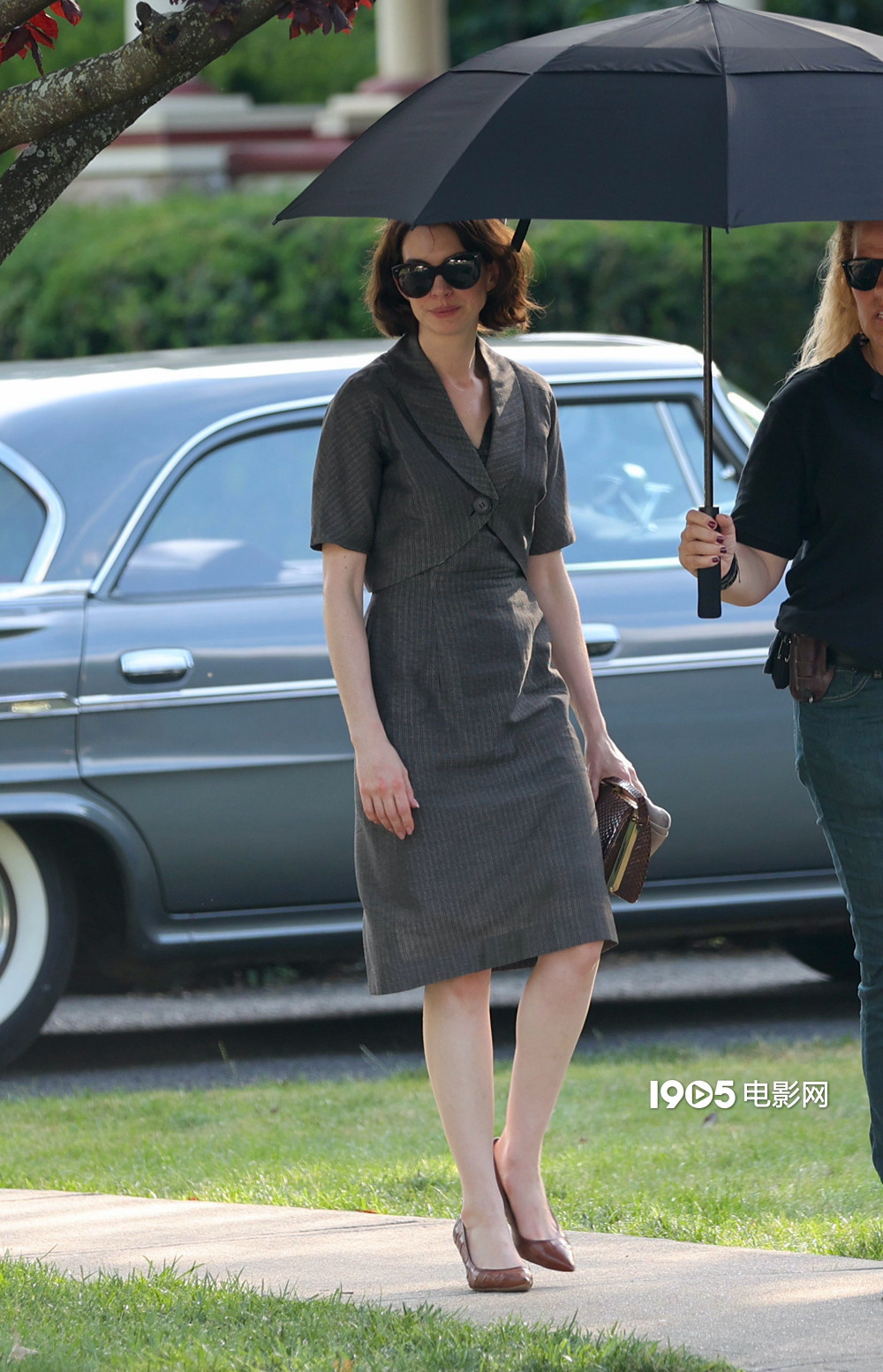 安妮·海瑟薇《母性本能》曝路透 神情悲痛演技精湛