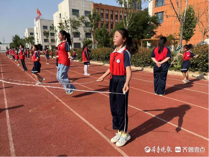 东昌府区新城小学举行“绳彩飞扬”跳绳比赛(图1)