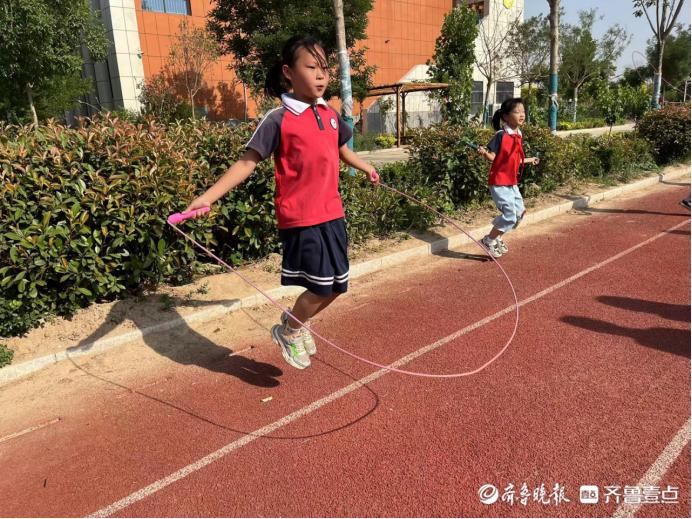 东昌府区新城小学举行“绳彩飞扬”跳绳比赛(图2)