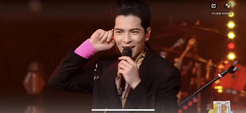 张亚东老友音乐会萧敬腾出场 网友问北京下雨了吗？