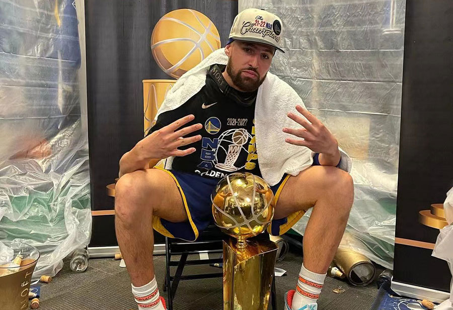 为什么nba手环不夜光（安踏「总冠军套装」突袭上架！三种荧光效果，给我看傻了）-趣拿体育