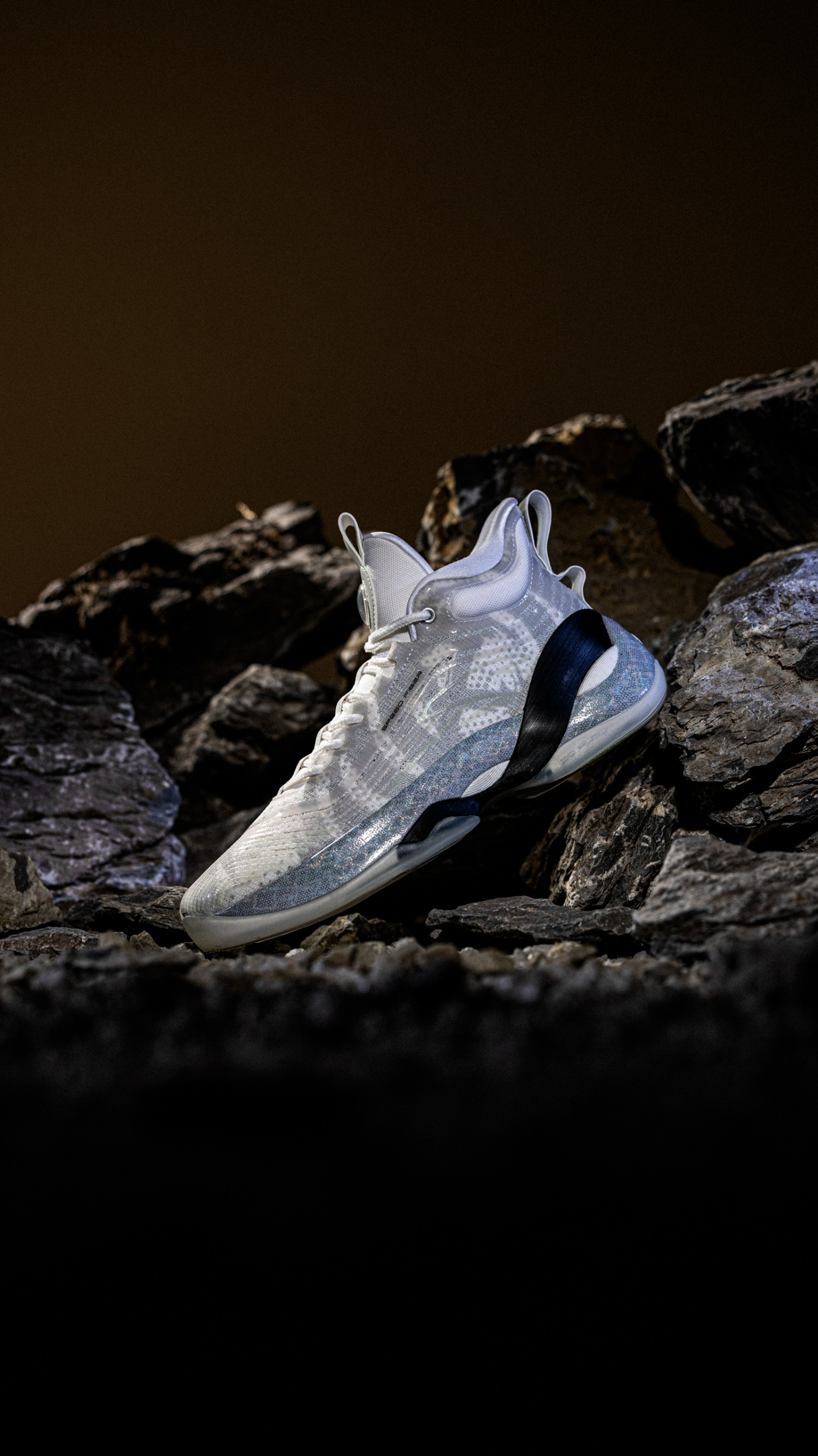 为什么nba手环不夜光（安踏「总冠军套装」突袭上架！三种荧光效果，给我看傻了）