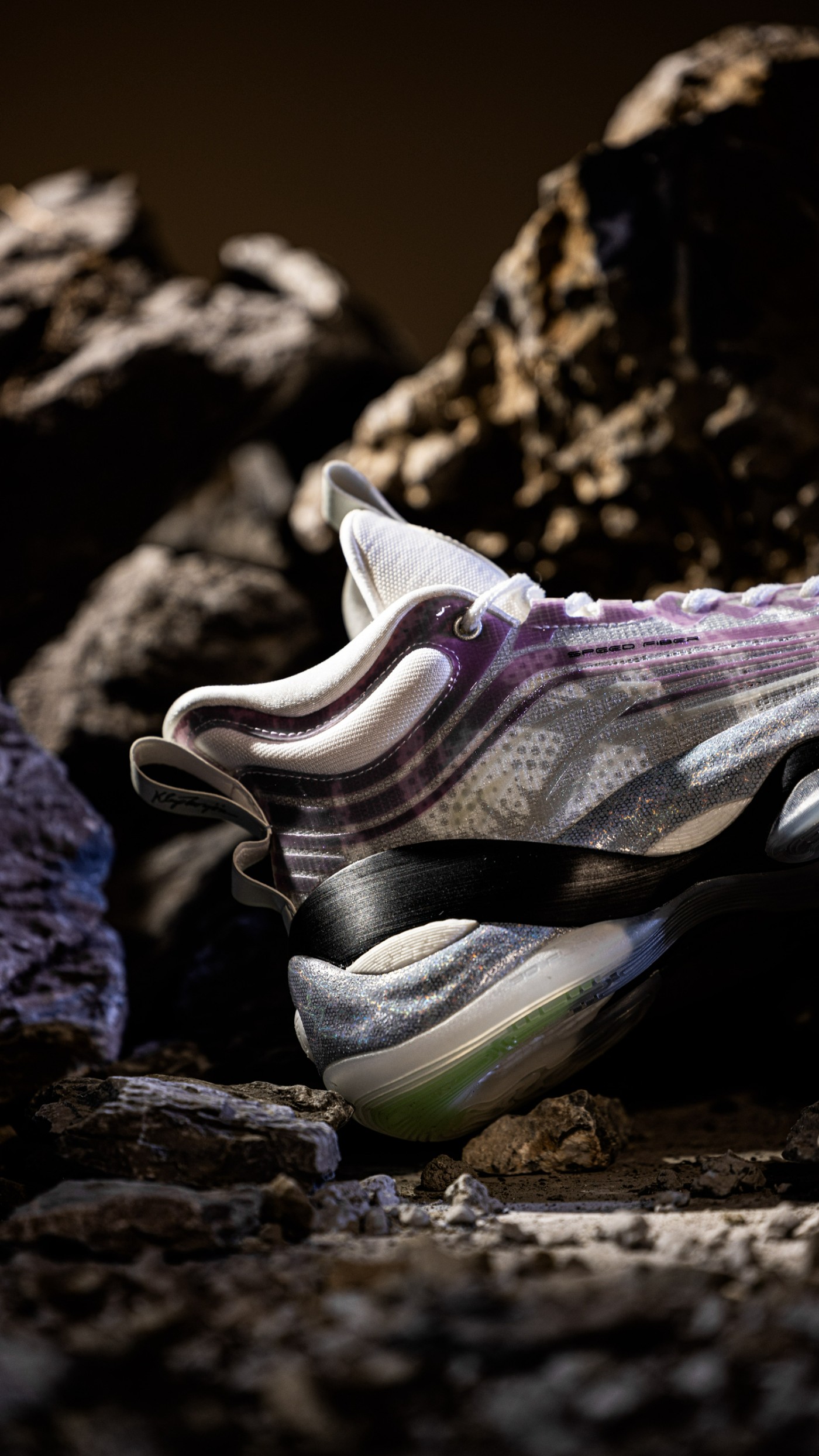 为什么nba手环不夜光（安踏「总冠军套装」突袭上架！三种荧光效果，给我看傻了）