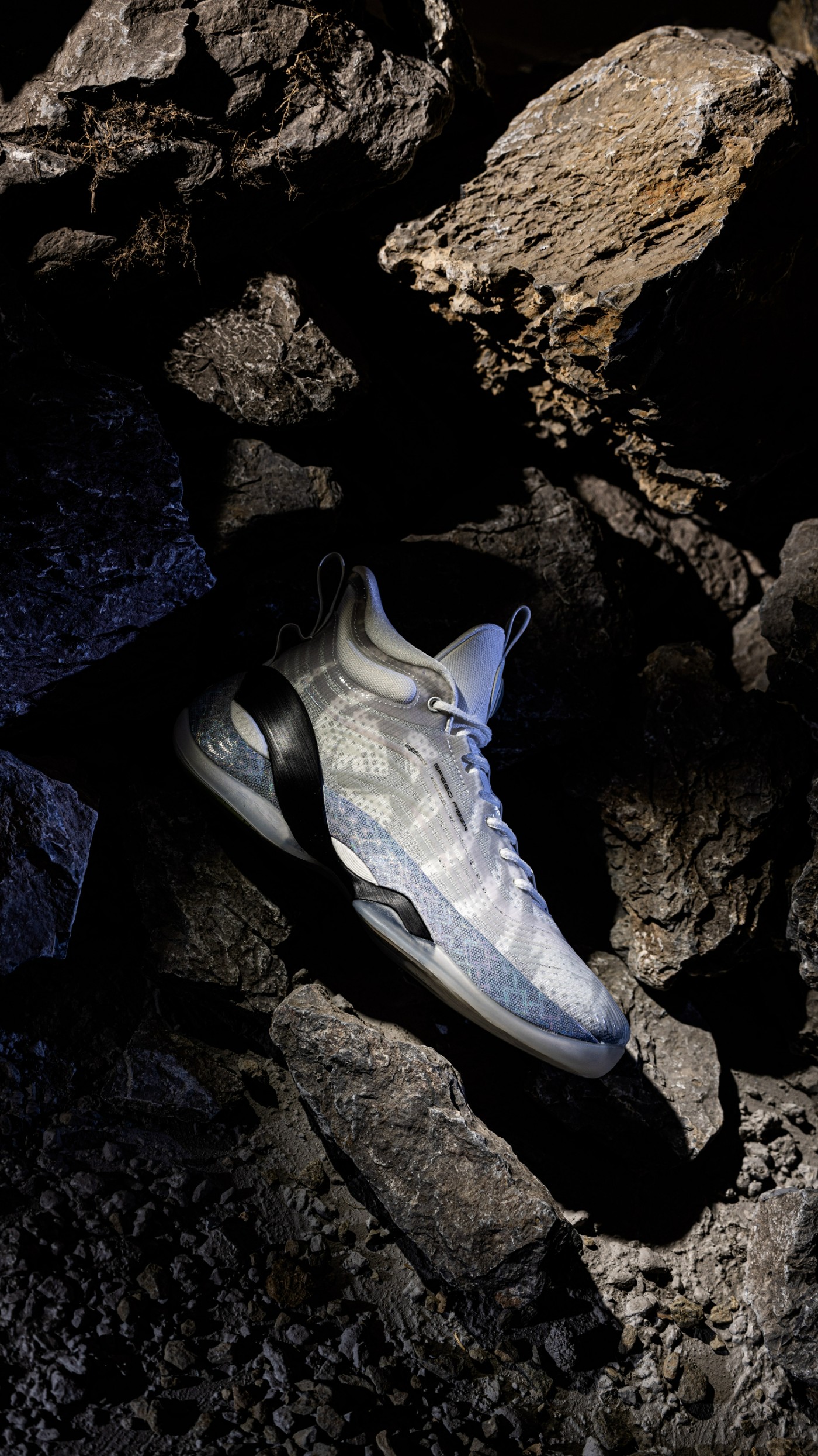 为什么nba手环不夜光（安踏「总冠军套装」突袭上架！三种荧光效果，给我看傻了）