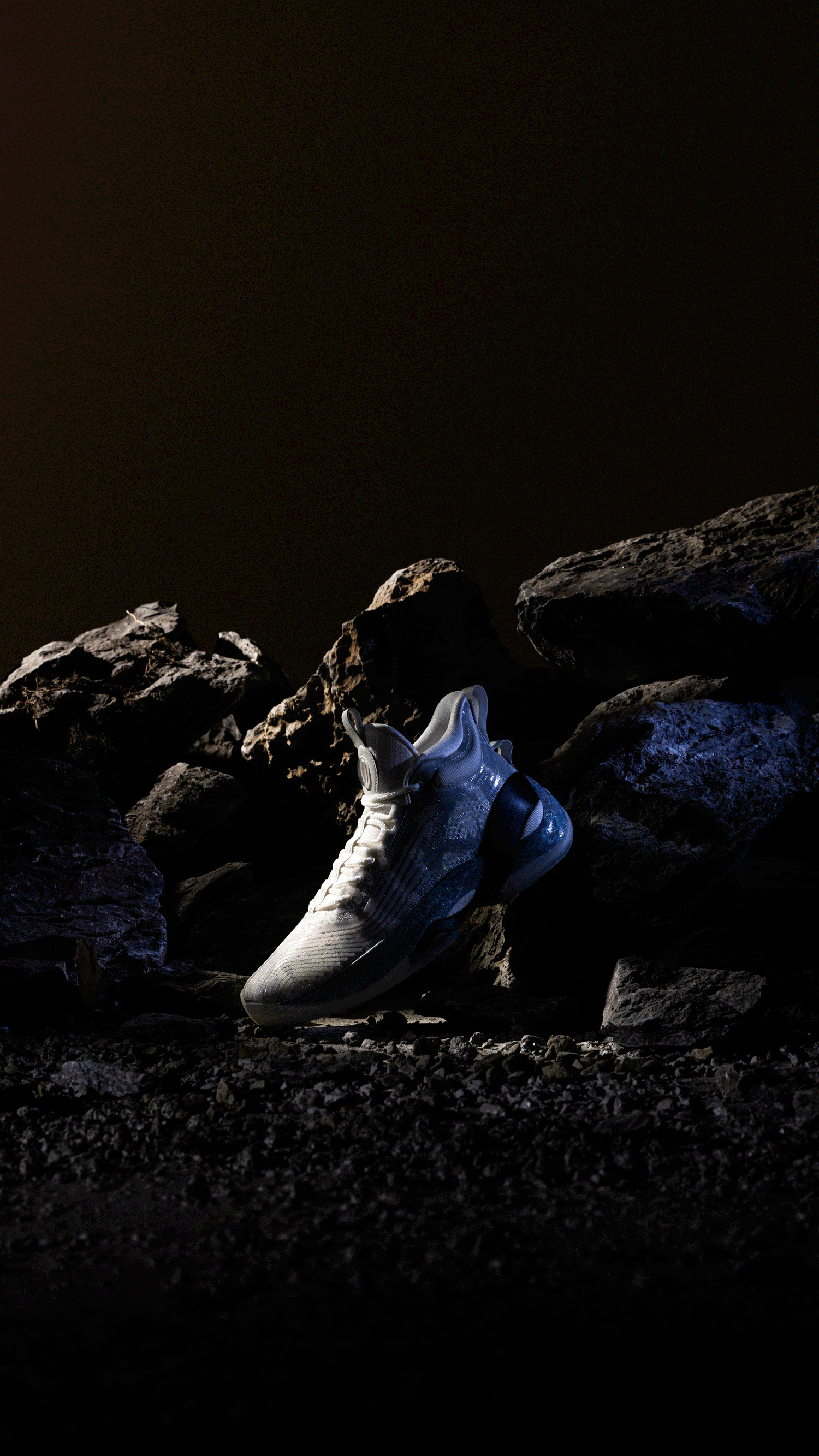 为什么nba手环不夜光（安踏「总冠军套装」突袭上架！三种荧光效果，给我看傻了）