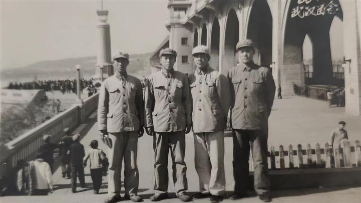 81岁爷爷直播教物理走红：设备不到1500元，全程一个人操作